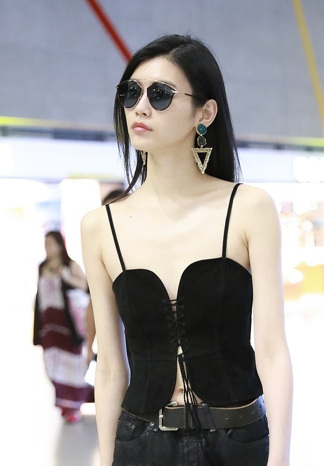 Siêu mẫu ngã sấp ở show Victoria’s Secret 'mình hạc xương mai' gợi cảm - ảnh 2