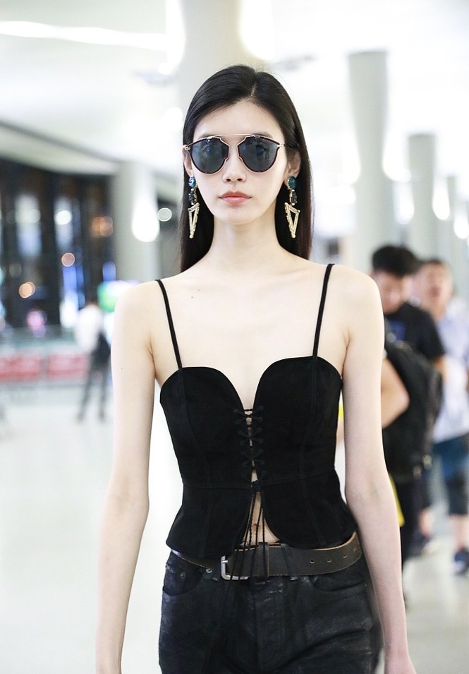 Siêu mẫu ngã sấp ở show Victoria’s Secret 'mình hạc xương mai' gợi cảm - ảnh 3