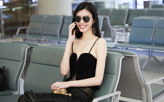 Siêu mẫu ngã sấp ở show Victoria’s Secret 'mình hạc xương mai' gợi cảm - ảnh 1
