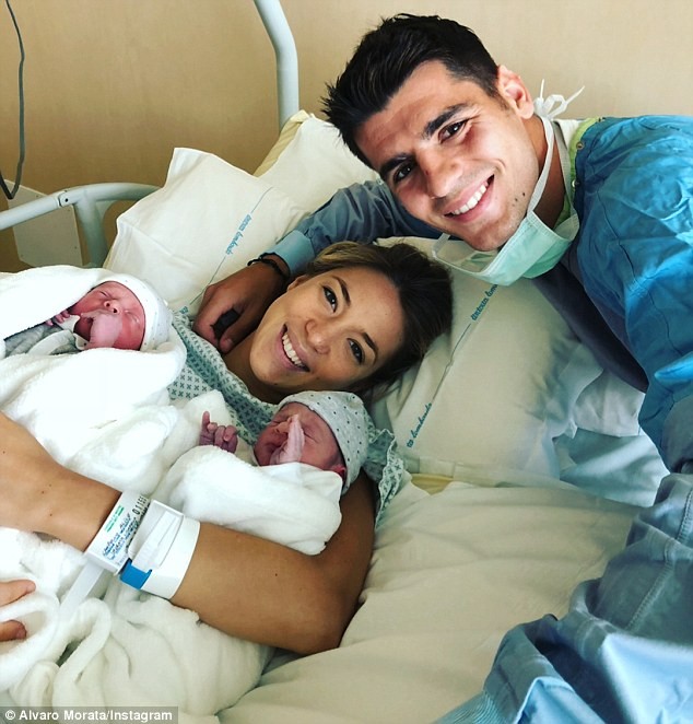 Chân sút Tây Ban Nha Morata đón hai con trai sinh đôi đầu lòng - ảnh 1