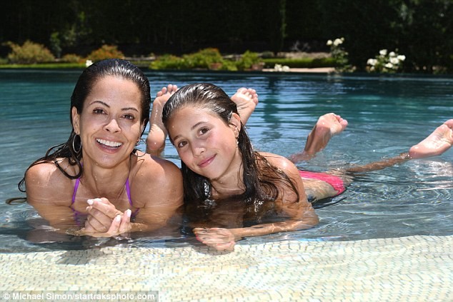 Cựu mẫu Playboy Brooke Burke ‘giải nhiệt’ nắng hè cùng hai con gái - ảnh 3