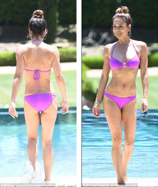 Cựu mẫu Playboy Brooke Burke ‘giải nhiệt’ nắng hè cùng hai con gái - ảnh 5