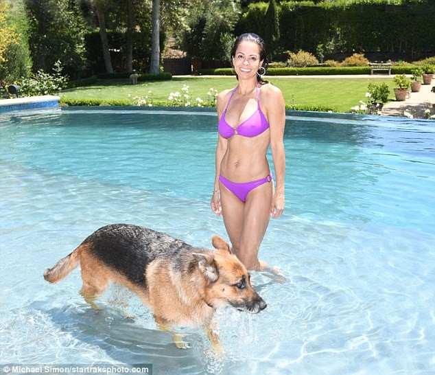 Cựu mẫu Playboy Brooke Burke ‘giải nhiệt’ nắng hè cùng hai con gái - ảnh 7
