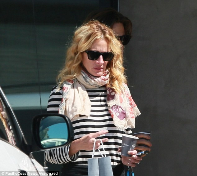 ‘Người đàn bà đẹp’ Julia Roberts mặt mộc xuống phố cùng chồng - ảnh 2