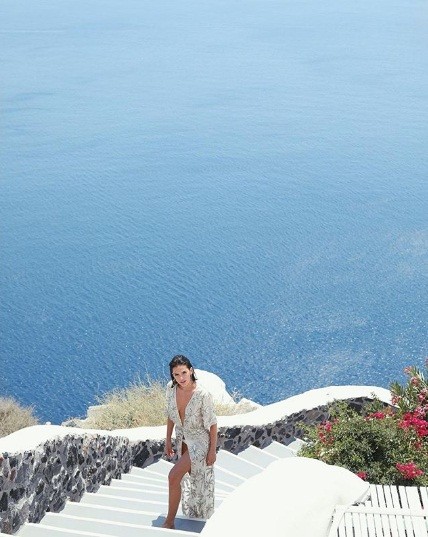 Bạn gái Neymar nóng bỏng giữa nắng biển ở đảo thiên đường Santorini - ảnh 14