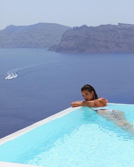 Bạn gái Neymar nóng bỏng giữa nắng biển ở đảo thiên đường Santorini - ảnh 7