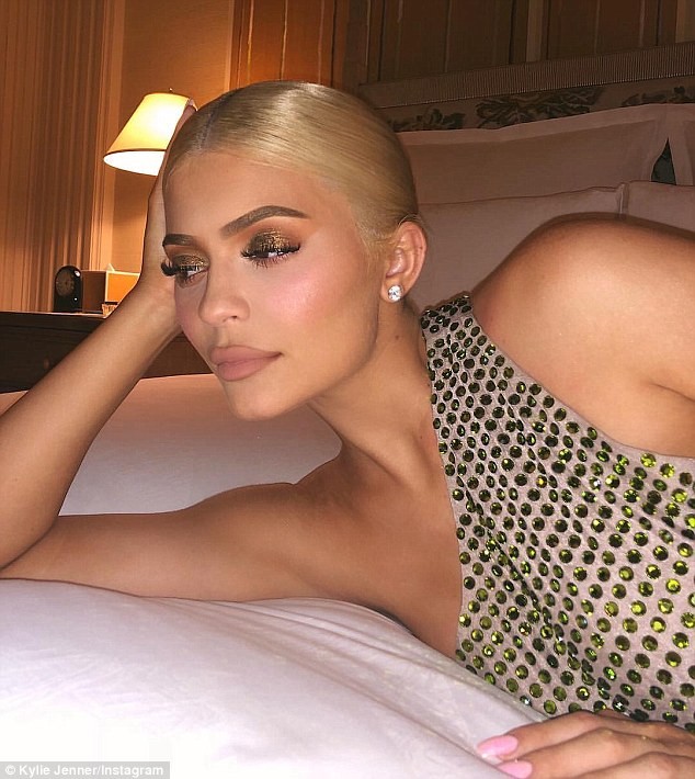 Kylie Jenner diện đầm lưng trần dáng ‘siêu vòng 3’ y hệt chị gái Kim - ảnh 5