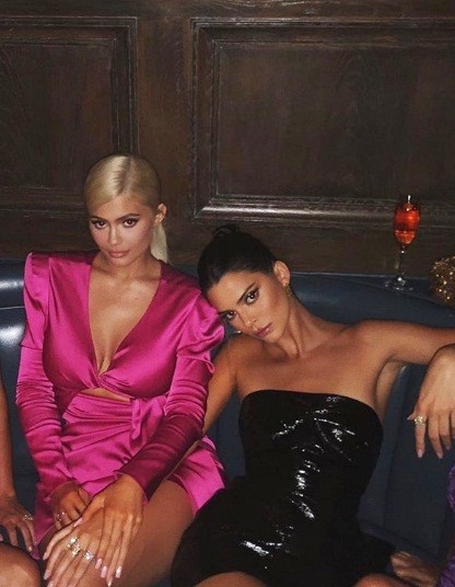 Kylie Jenner diện đầm lưng trần dáng ‘siêu vòng 3’ y hệt chị gái Kim - ảnh 2