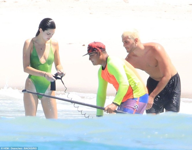 Siêu mẫu nhà Kardashian eo thon chân dài ở biển Mexico - ảnh 11