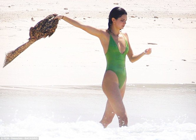 Siêu mẫu nhà Kardashian eo thon chân dài ở biển Mexico - ảnh 3