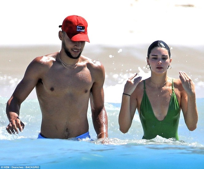 Siêu mẫu nhà Kardashian eo thon chân dài ở biển Mexico - ảnh 7