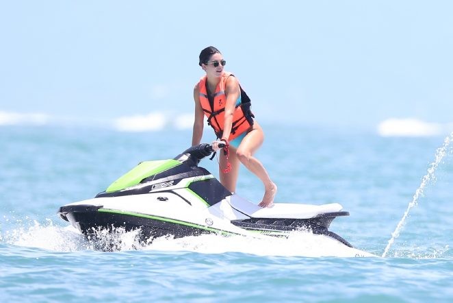 Siêu mẫu nhà Kardashian eo thon chân dài ở biển Mexico - ảnh 17