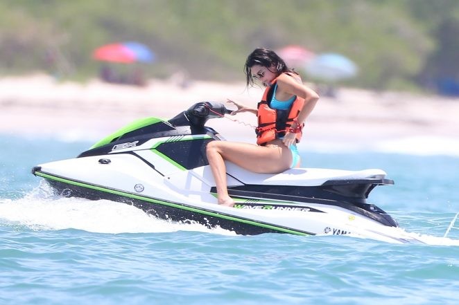 Siêu mẫu nhà Kardashian eo thon chân dài ở biển Mexico - ảnh 16