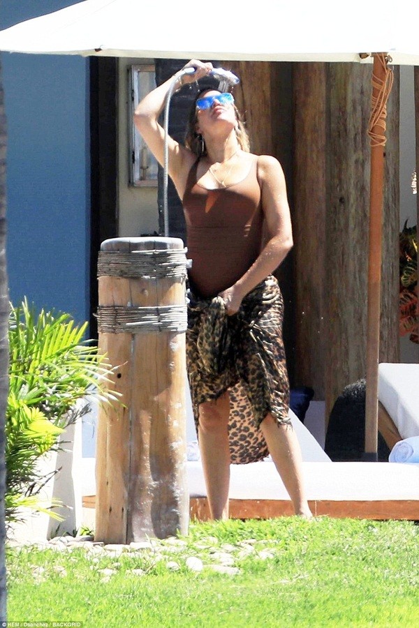 Siêu mẫu nhà Kardashian eo thon chân dài ở biển Mexico - ảnh 14