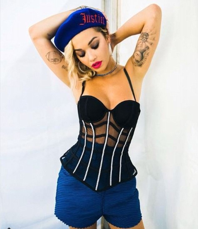 Rita Ora bikini trắng gợi tình trước nắng gió biển - ảnh 7