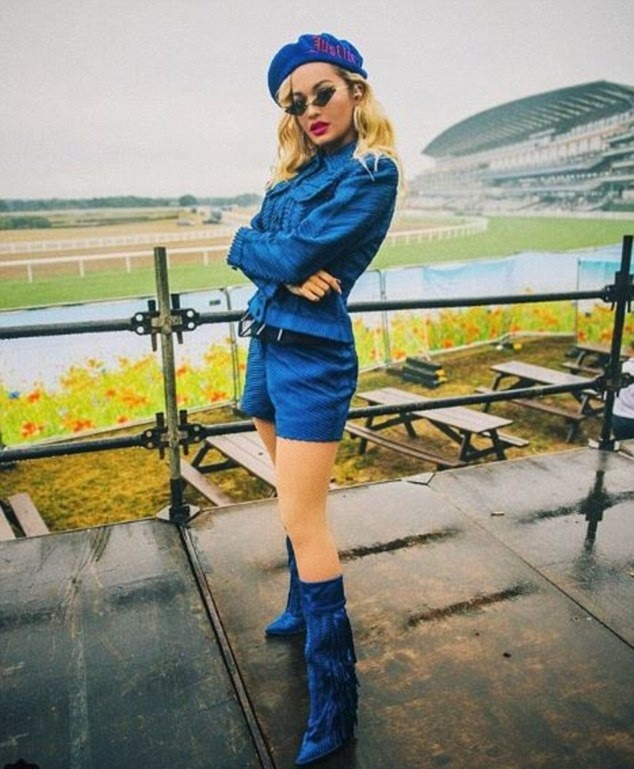 Rita Ora bikini trắng gợi tình trước nắng gió biển - ảnh 9