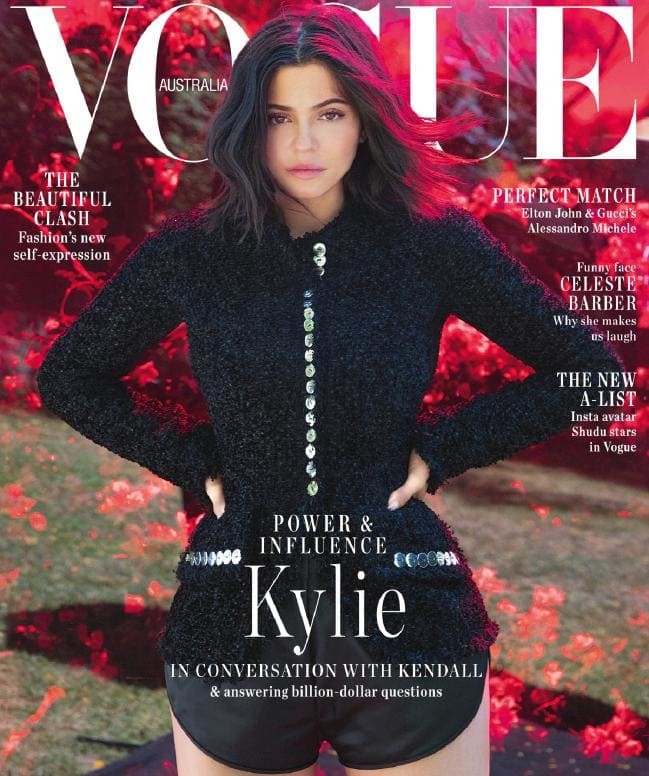 Kylie Jenner kín đáo bất ngờ vẫn gợi cảm trên bìa Vogue đầu tiên - ảnh 1