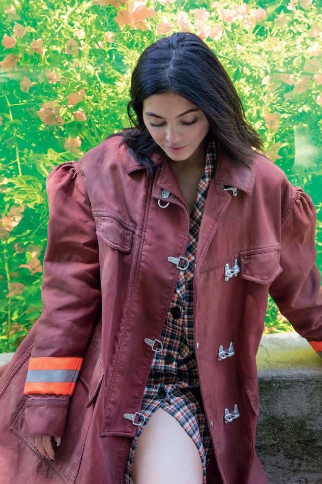 Kylie Jenner kín đáo bất ngờ vẫn gợi cảm trên bìa Vogue đầu tiên - ảnh 8