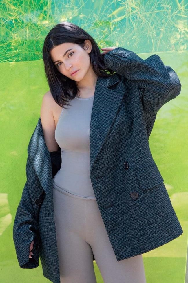 Kylie Jenner kín đáo bất ngờ vẫn gợi cảm trên bìa Vogue đầu tiên - ảnh 3