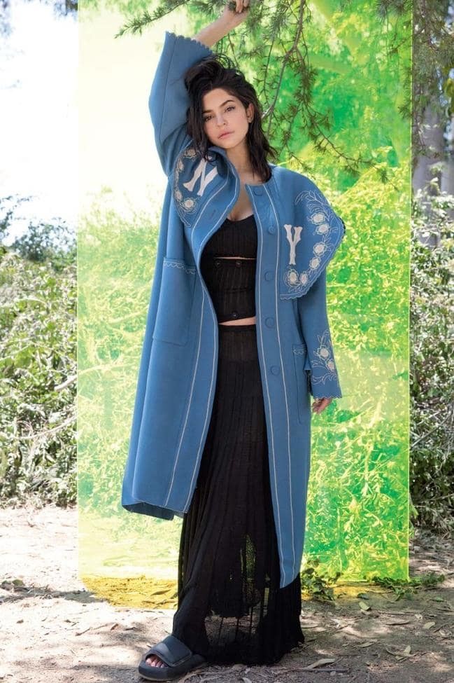 Kylie Jenner kín đáo bất ngờ vẫn gợi cảm trên bìa Vogue đầu tiên - ảnh 4