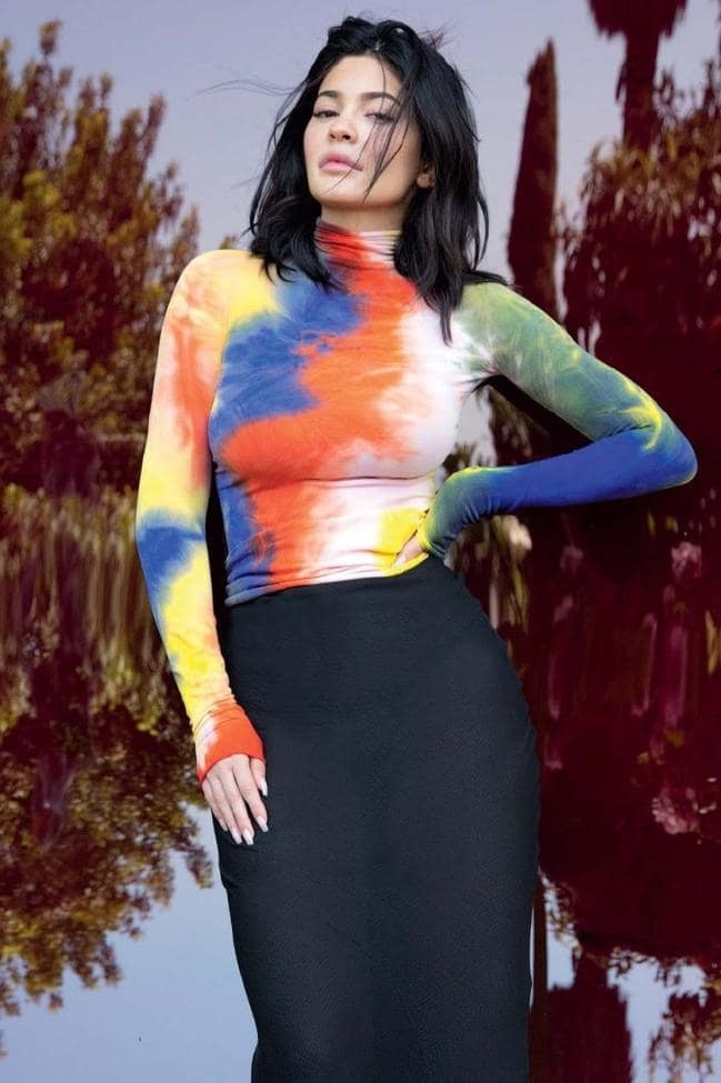 Kylie Jenner kín đáo bất ngờ vẫn gợi cảm trên bìa Vogue đầu tiên - ảnh 6