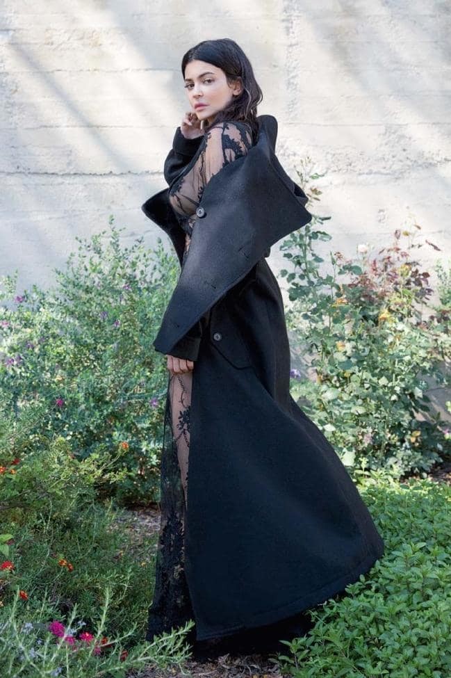 Kylie Jenner kín đáo bất ngờ vẫn gợi cảm trên bìa Vogue đầu tiên - ảnh 7