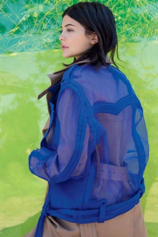 Kylie Jenner kín đáo bất ngờ vẫn gợi cảm trên bìa Vogue đầu tiên - ảnh 9