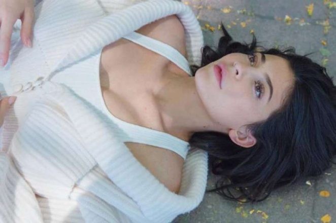 Kylie Jenner kín đáo bất ngờ vẫn gợi cảm trên bìa Vogue đầu tiên - ảnh 10