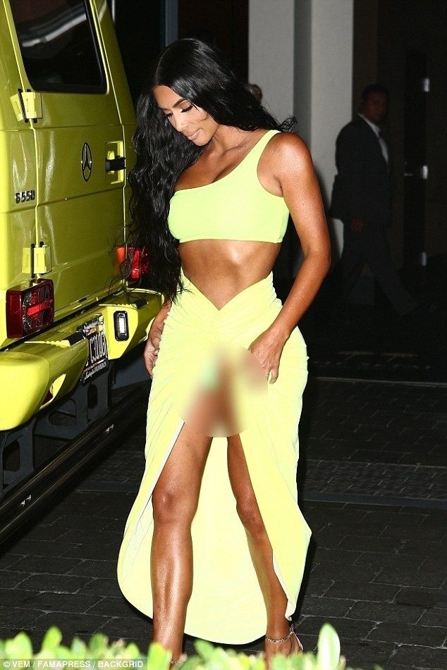 Kim Kardashian siêu quyến rũ sánh đôi chồng dự tiệc cưới ở Miami - ảnh 12