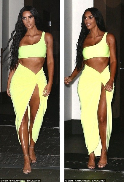 Kim Kardashian siêu quyến rũ sánh đôi chồng dự tiệc cưới ở Miami - ảnh 13