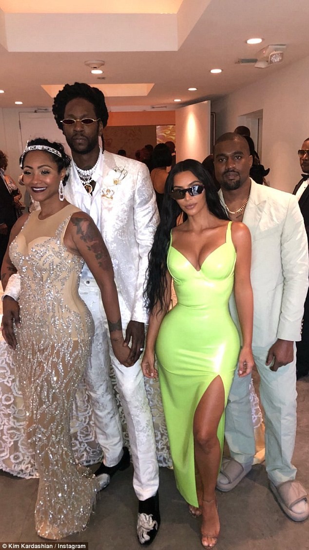 Kim Kardashian siêu quyến rũ sánh đôi chồng dự tiệc cưới ở Miami - ảnh 11