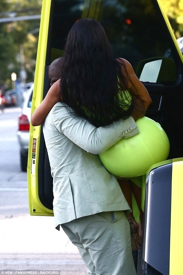 Kim Kardashian siêu quyến rũ sánh đôi chồng dự tiệc cưới ở Miami - ảnh 2