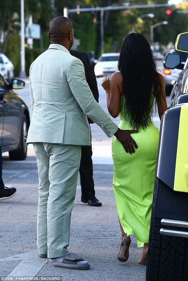 Kim Kardashian siêu quyến rũ sánh đôi chồng dự tiệc cưới ở Miami - ảnh 3