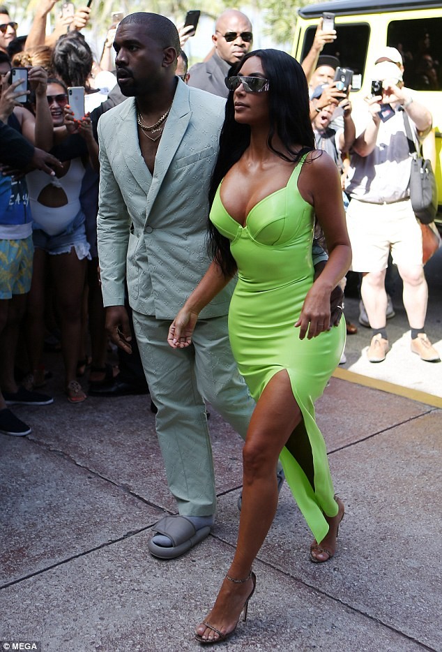 Kim Kardashian siêu quyến rũ sánh đôi chồng dự tiệc cưới ở Miami - ảnh 5