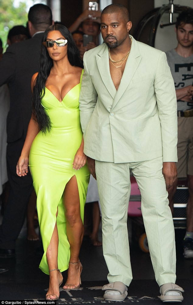Kim Kardashian siêu quyến rũ sánh đôi chồng dự tiệc cưới ở Miami - ảnh 7