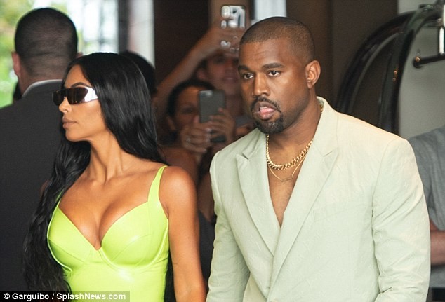Kim Kardashian siêu quyến rũ sánh đôi chồng dự tiệc cưới ở Miami - ảnh 9