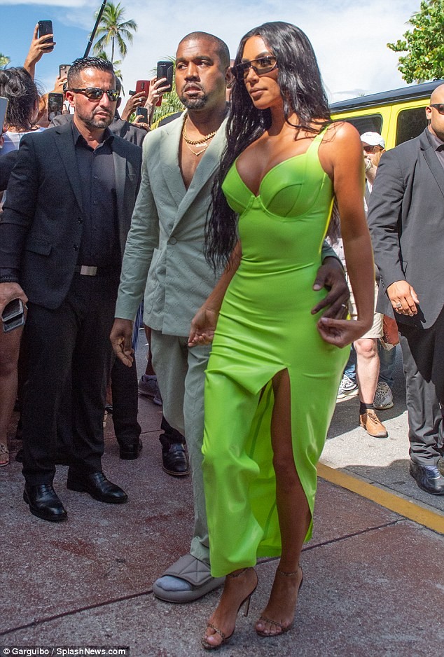 Kim Kardashian siêu quyến rũ sánh đôi chồng dự tiệc cưới ở Miami - ảnh 6