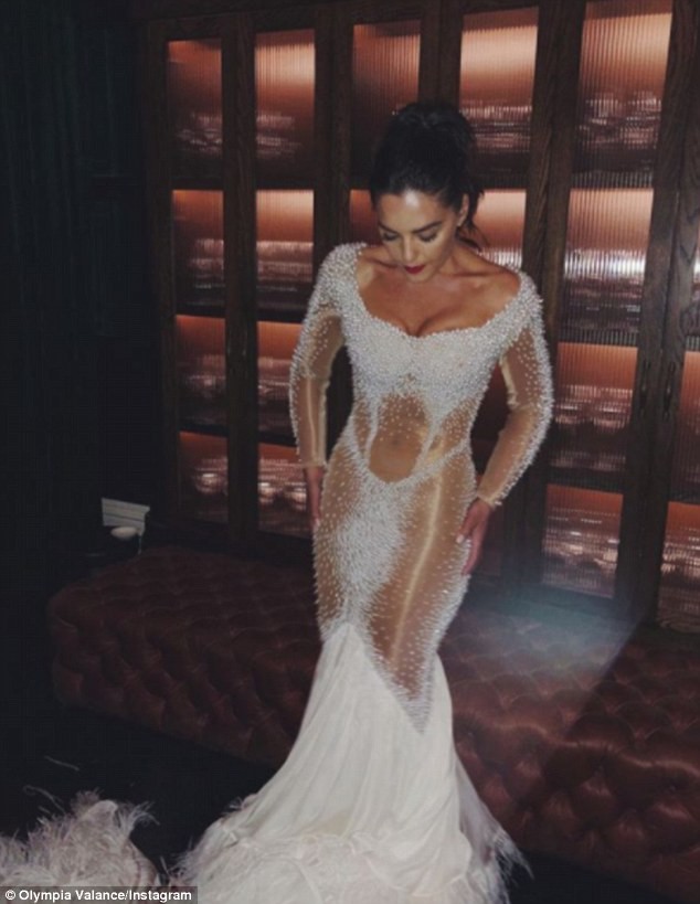 Nóng bỏng đầm tiệc xuyên thấu táo bạo của mỹ nhân Úc Olympia Valance - ảnh 2