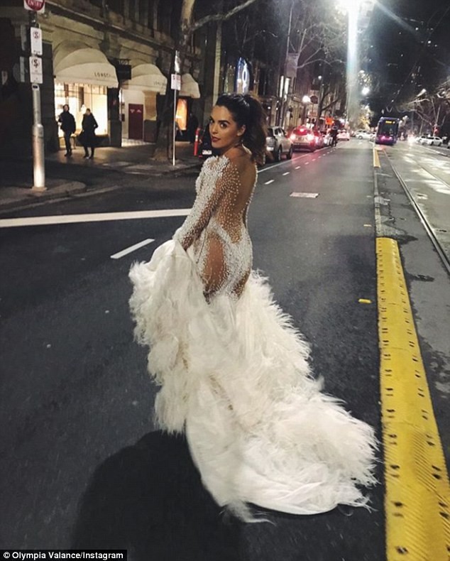 Nóng bỏng đầm tiệc xuyên thấu táo bạo của mỹ nhân Úc Olympia Valance - ảnh 3