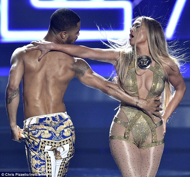 Ngưỡng mộ Jennifer Lopez U50 vẫn bốc lửa đầy quyến rũ - ảnh 6