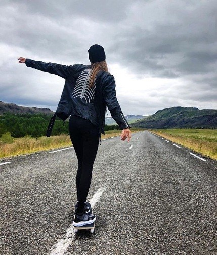 Thiên thần nội y mặc áo tắm du ngoạn ở vùng đất lạnh giá Iceland - ảnh 15