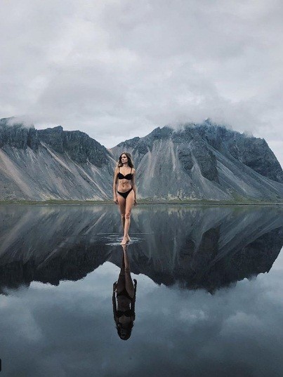 Thiên thần nội y mặc áo tắm du ngoạn ở vùng đất lạnh giá Iceland - ảnh 2