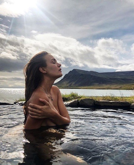 Thiên thần nội y mặc áo tắm du ngoạn ở vùng đất lạnh giá Iceland - ảnh 9