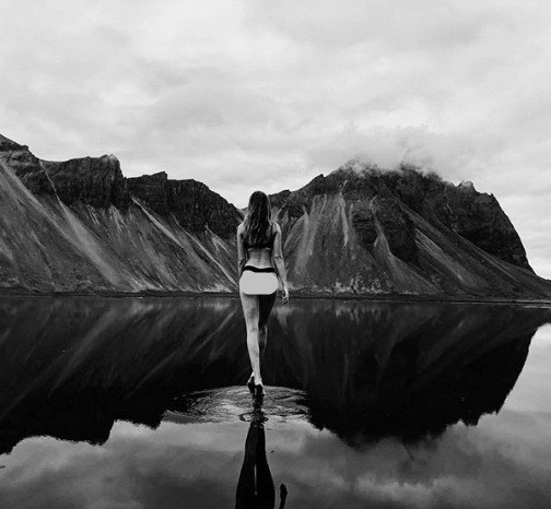 Thiên thần nội y mặc áo tắm du ngoạn ở vùng đất lạnh giá Iceland - ảnh 14