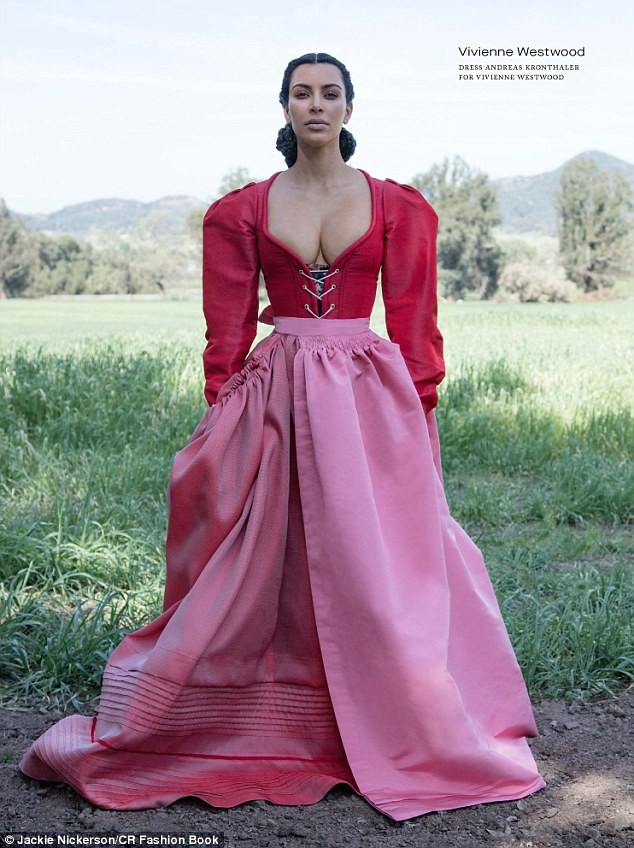 Kim Kardashian hóa quý cô cổ điển với ngực đầy và eo ‘con kiến’ - ảnh 2