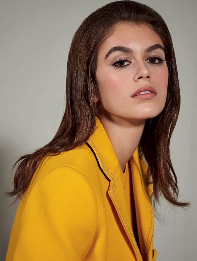 Con gái 16 tuổi của Cindy Crawford gầy gò khẳng khiu vẫn mặc hở táo bạo - ảnh 32
