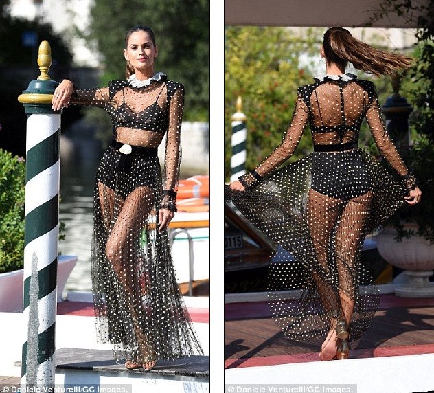 Mỹ nhân xứ Samba Izabel Goulart lấp ló nội y với đầm voan xuyên thấu - ảnh 2