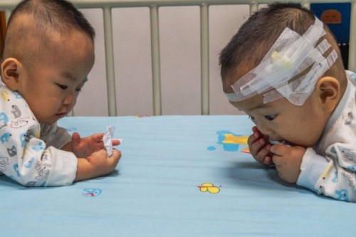 Vợ chồng nghèo Trung Quốc bốc thăm chọn cứu một trong hai con sinh đôi - ảnh 2