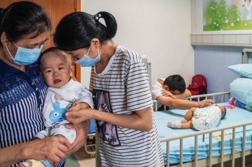 Vợ chồng nghèo Trung Quốc bốc thăm chọn cứu một trong hai con sinh đôi - ảnh 3