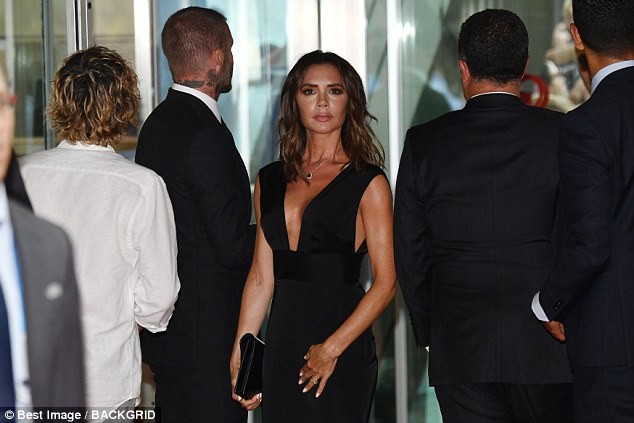 Victoria Beckham mặc váy xẻ ngực, ‘lạnh như tiền’ bên chồng David - ảnh 5